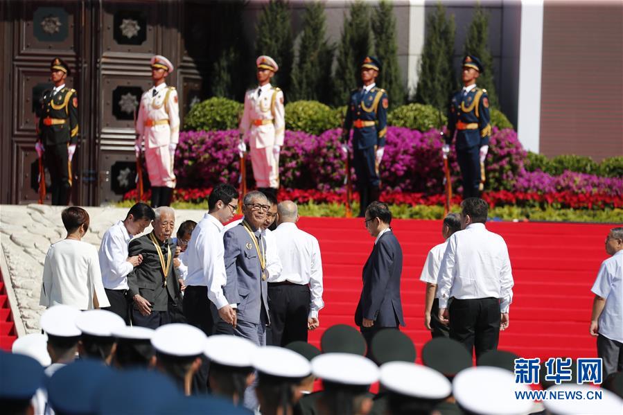 （社會(huì)）（4）紀(jì)念中國人民抗日戰(zhàn)爭(zhēng)暨世界反法西斯戰(zhàn)爭(zhēng)勝利75周年向抗戰(zhàn)烈士敬獻(xiàn)花籃儀式在京舉行