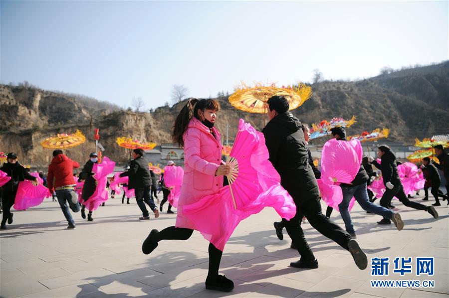 （新華全媒頭條·圖文互動(dòng)）（2）偉大旗幟引領(lǐng)歷史巨變——習(xí)近平新時(shí)代中國特色社會(huì)主義思想指引“十三五”經(jīng)濟(jì)社會(huì)發(fā)展述評