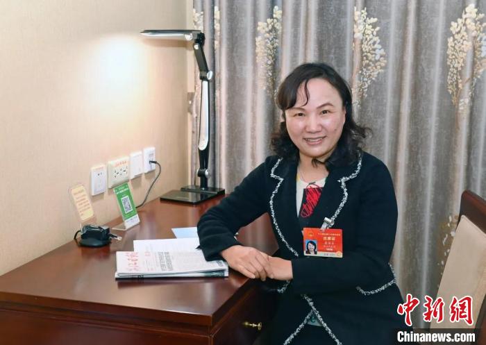 全國(guó)人大代表，浙江省臺(tái)州市椒江區(qū)大陳實(shí)驗(yàn)學(xué)校校長(zhǎng)、黨支部書(shū)記翁麗芬 蔡榮章 攝