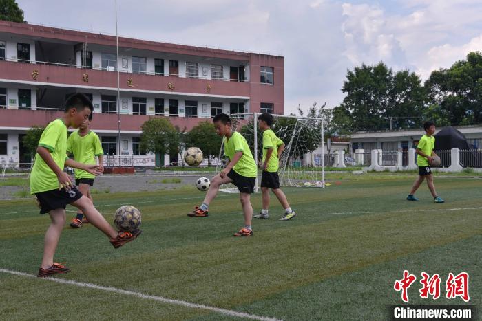 人大代表呼吁篩查防控青少年頸椎、脊柱等健康問(wèn)題