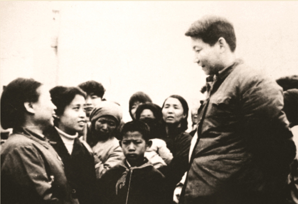 1983年,時(shí)任中共正定縣委書(shū)記的習(xí)近平同群眾交談。