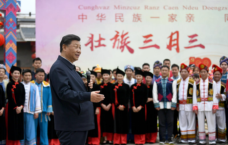 2021年4月27日，習近平總書記在南寧市廣西民族博物館外，同參加三月三“歌圩節(jié)”民族文化活動的各族群眾親切交流。