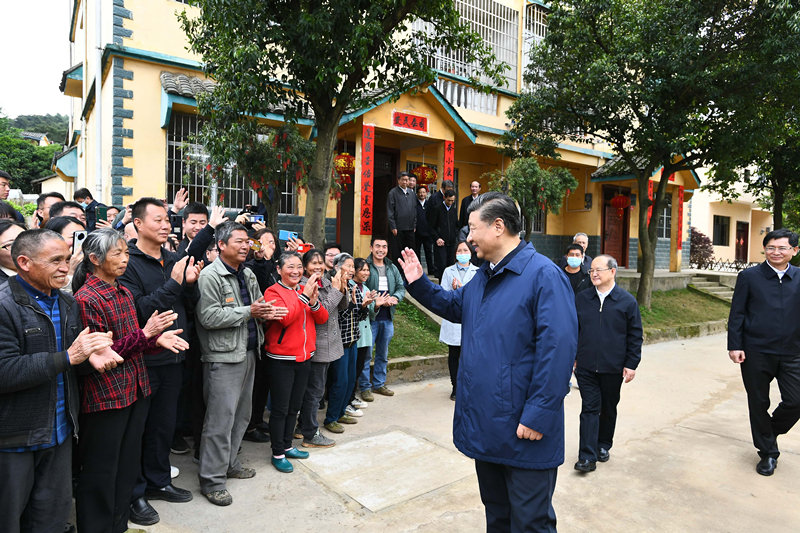 2021年4月25日，習近平總書記在桂林市全州縣才灣鎮(zhèn)毛竹山村考察時，同鄉(xiāng)親們親切交流。