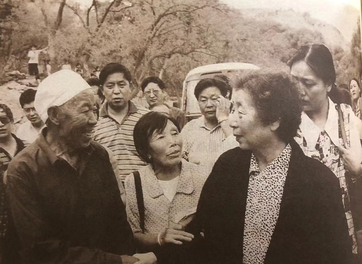 2000年夏天，齊心回到郝家橋村看望鄉(xiāng)親。 來源《習仲勛畫傳》 