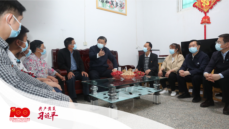 2021年5月13日下午，習近平總書記在河南省南陽市淅川縣九重鎮(zhèn)鄒莊村，同移民戶鄒新曾一家三代圍坐在一起聊家常。