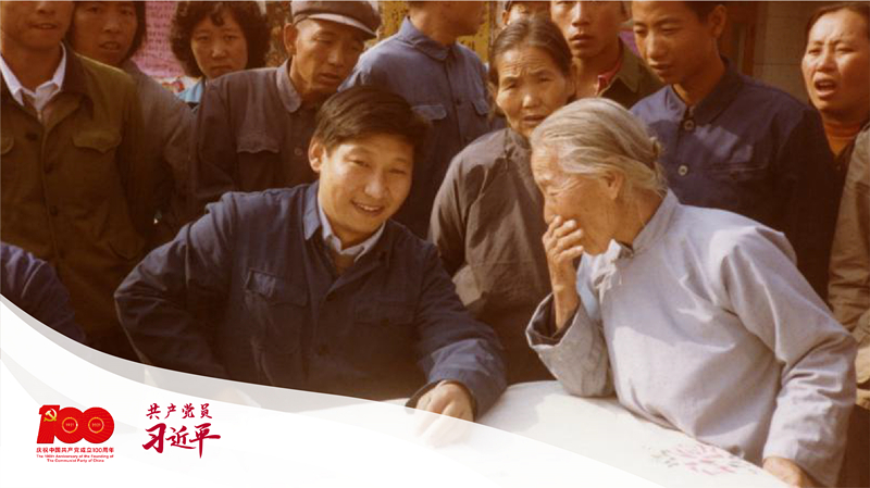 1983年，時任河北正定縣委書記習近平在大街上聽取來訪群眾的意見。