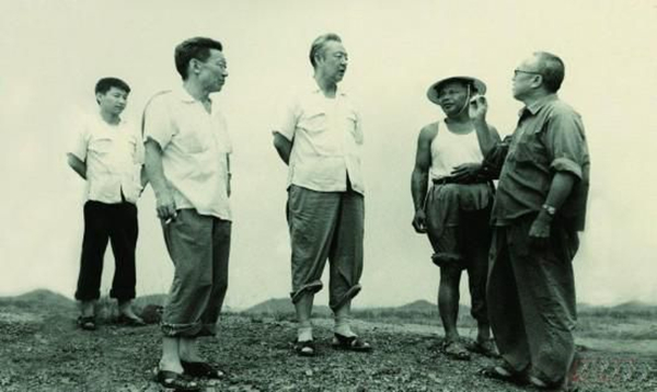 1978年8月，習(xí)仲勛（左三）在廣東惠陽農(nóng)村調(diào)研。習(xí)近平（左一）利用暑期時(shí)間參加社會(huì)實(shí)踐，隨同父親一起下鄉(xiāng)。