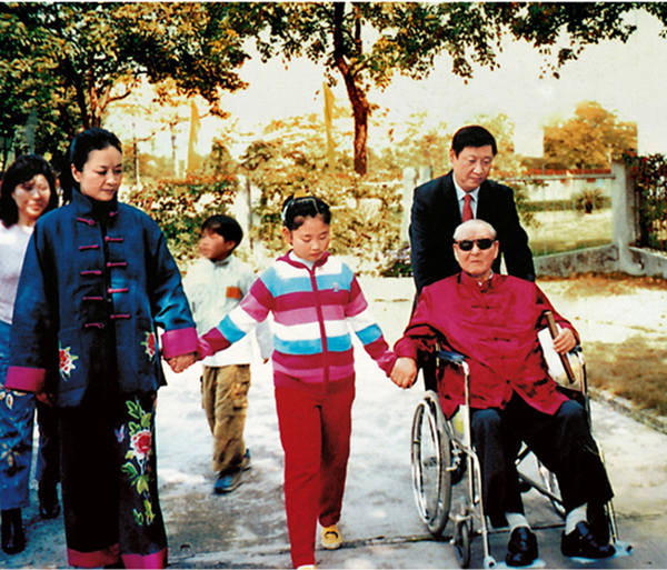 這是習(xí)近平一家三口和習(xí)仲勛在一起。