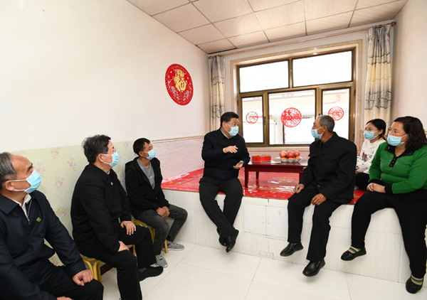 2020年5月11日，習(xí)近平在山西省大同市云州區(qū)西坪鎮(zhèn)坊城新村，同搬遷戶白高山一家人坐在炕沿兒上拉家常。