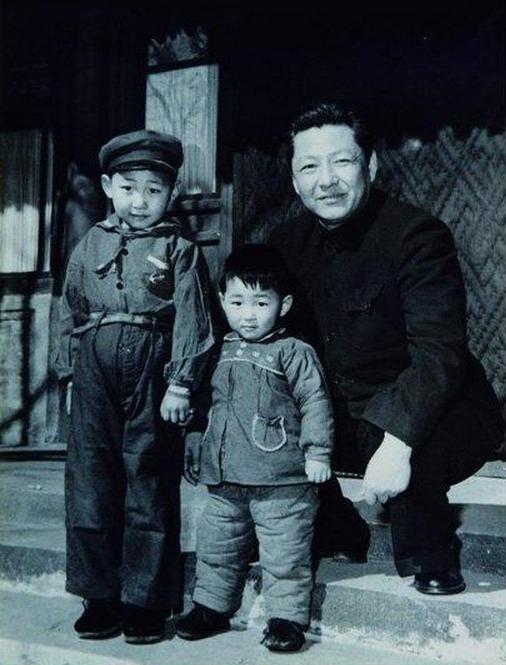 1958年，習(xí)仲勛與兒子習(xí)近平、習(xí)遠(yuǎn)平在一起。