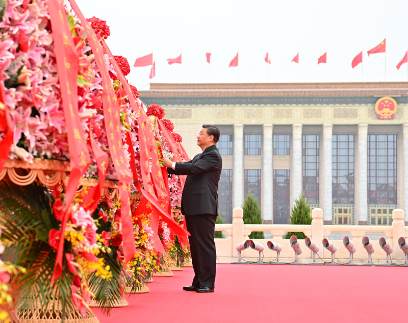 2021年9月30日，習(xí)近平出席烈士紀(jì)念日向人民英雄敬獻(xiàn)花籃儀式。