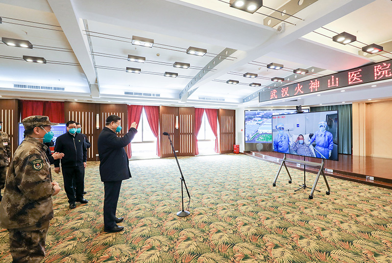2020年3月10日，習(xí)近平專門赴湖北省武漢市考察新冠肺炎疫情防控工作。這是習(xí)近平在火神山醫(yī)院指揮中心視頻連線感染科病房，與病房?jī)?nèi)患者和醫(yī)務(wù)人員親切交流。