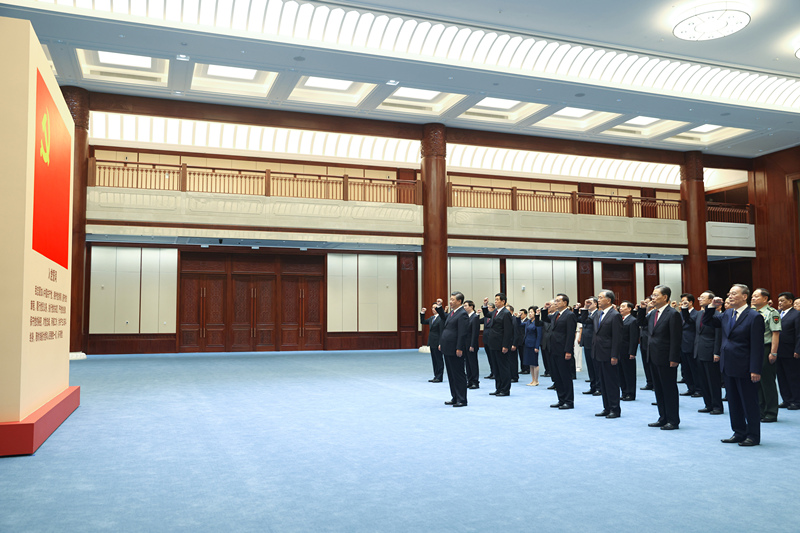2021年6月18日，在中國(guó)共產(chǎn)黨歷史展覽館參觀“‘不忘初心、牢記使命’中國(guó)共產(chǎn)黨歷史展覽”結(jié)束后，習(xí)近平帶領(lǐng)黨員領(lǐng)導(dǎo)同志一起重溫入黨誓詞。