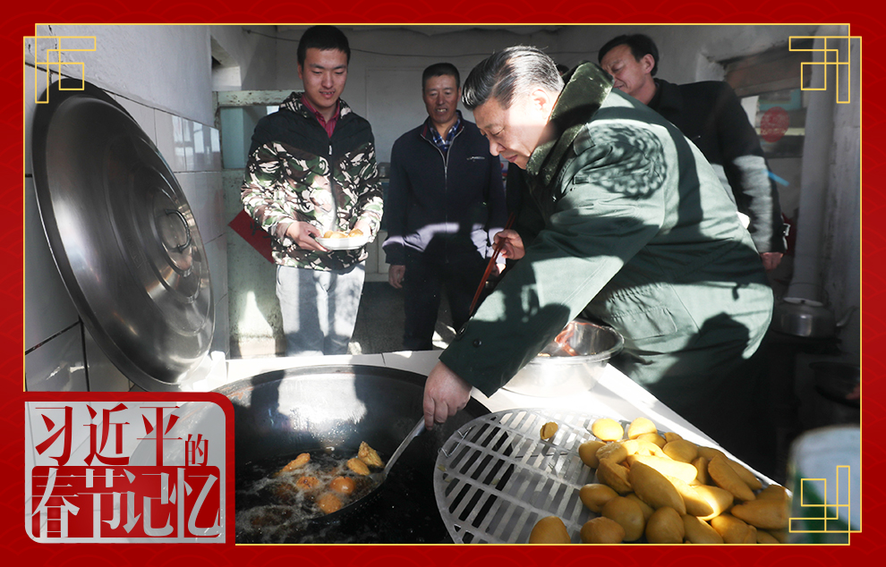2017年1月24日，習(xí)近平總書記在河北省張家口市張北縣小二臺(tái)鎮(zhèn)德勝村村民徐學(xué)海家炸年糕。