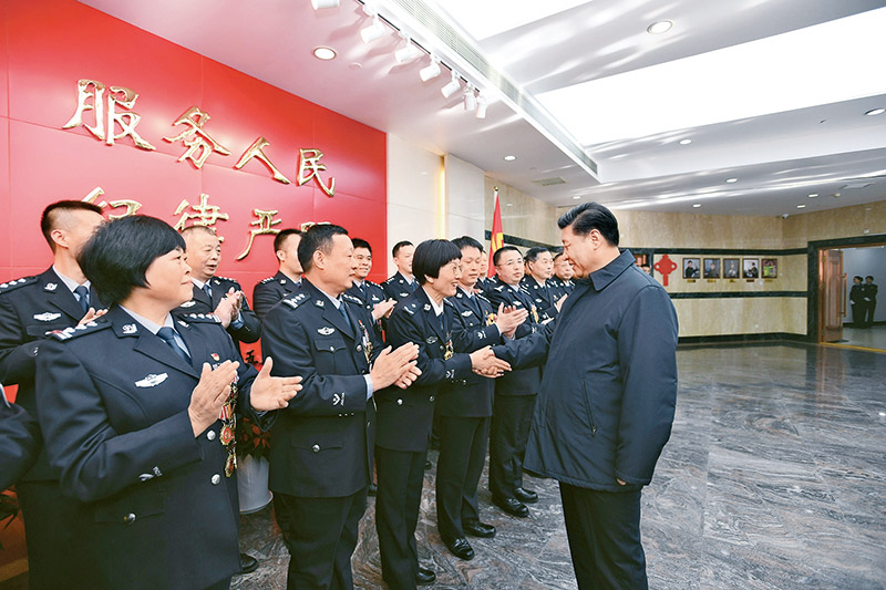2019年2月1日，習(xí)近平總書(shū)記在北京看望慰問(wèn)基層干部群眾，考察北京冬奧會(huì)、冬殘奧會(huì)籌辦工作。這是1日上午，習(xí)近平在北京市公安局，同公安英模和干警代表一一握手，向全國(guó)廣大公安干警致以新春祝福。
