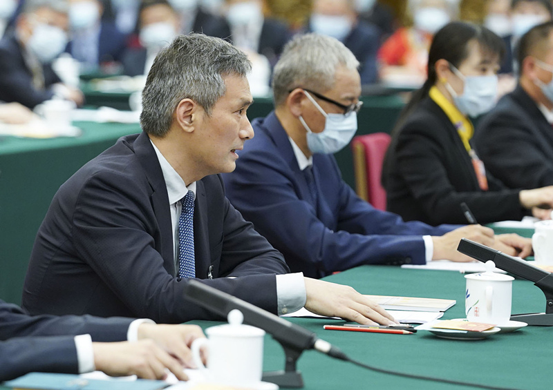 2020年5月24日，全國人大代表羅杰（左一）參加湖北代表團的審議并發(fā)言。