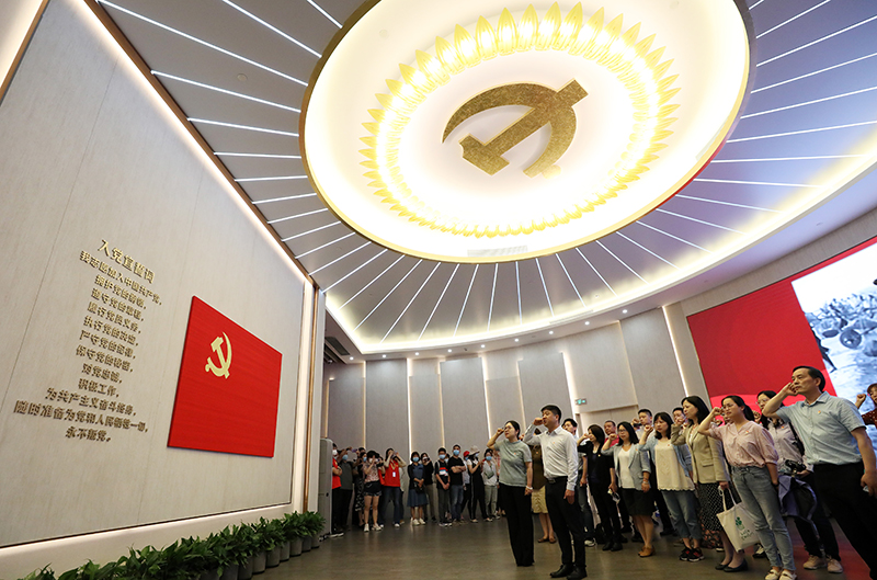 2021年6月3日，黨員在上海中共一大紀(jì)念館重溫入黨誓詞。