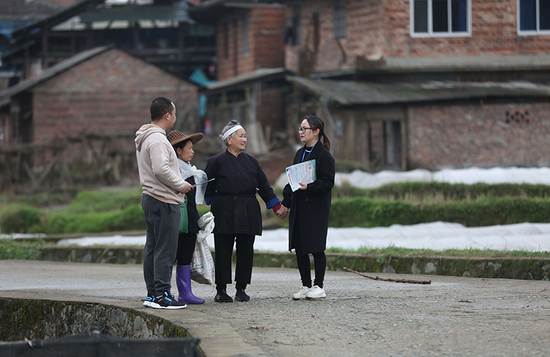 2022年3月24日，在廣西柳州市三江侗族自治縣良口鄉(xiāng)南寨村，紀檢監(jiān)察干部（右一、左一）在了解惠農(nóng)政策落實情況。