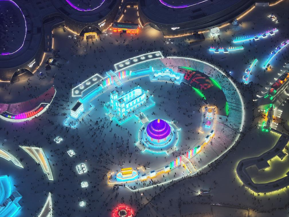 這是2023年12月27日在哈爾濱冰雪大世界拍攝的以巴黎圣母院和北京天壇為核心的冰建景觀群。