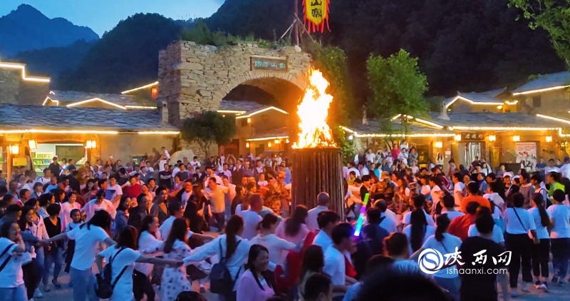 朱家灣終南山寨里的游客們舉辦篝火晚會 朱家灣終南山寨里的游客們舉辦篝火晚會